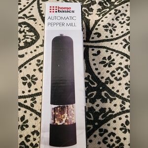 Home Basics Black Automatic Pepper Mill New. (Batteries included)